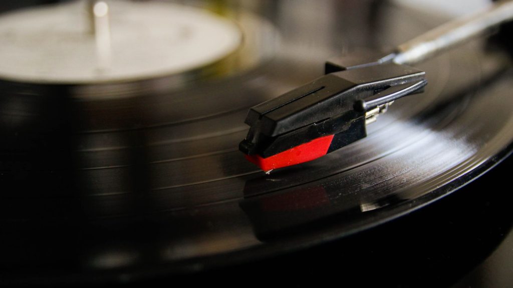 Environnement : des disques vinyle biosourcés et 100% recyclables font leur apparition
Le vinyle n'en finit pas de faire son retour, mais il fait aussi sa révolution écologique avec les premiers 33 tours à base de plantes.