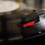 Environnement : des disques vinyle biosourcés et 100% recyclables font leur apparition
Le vinyle n'en finit pas de faire son retour, mais il fait aussi sa révolution écologique avec les premiers 33 tours à base de plantes.