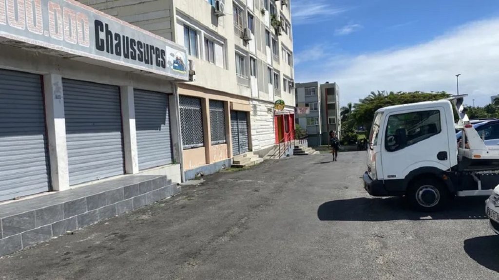 À la Réunion, comme à Mayotte, la violence s’invite dans certains quartiers
Mercredi 6 mars, un homme d’une vingtaine d’années a été grièvement blessé à la tête par un coup de sabre à Saint-Denis de La Réunion.