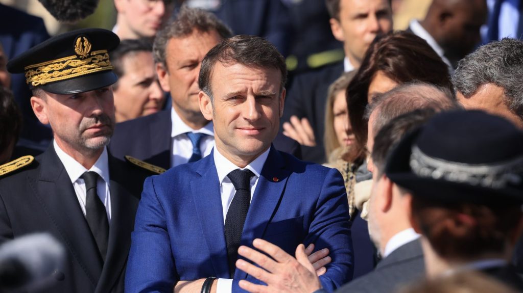 "Un coup de com'" : les députés locaux de l'opposition critiquent la visite surprise d'Emmanuel Macron à Marseille
Le président de la République a effectué une visite surprise mardi à Marseille, cité de La Castellane, pour le lancement de la première d'une dizaine d'opérations "Place nette XXL" qui devraient s'étendre sur plusieurs semaines en France.