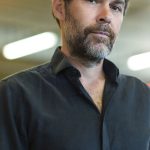 "Papi Mariole" de Benoît Philippon : voyage au bout de la jubilation
Benoît Philippon signe avec "Papi Mariole" un livre désopilant, plein de tendresse et d’humanisme, sur un vieux tueur à gages atteint d’Alzheimer qui fait équipe avec une jeune paumée pour une odyssée épique. Indispensable.
