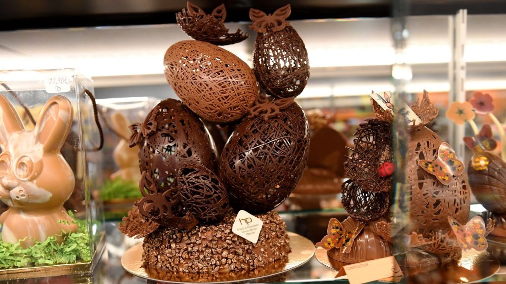 "Pâques" : un week-end pour se retrouver entre générations autour d'une table, en famille le plus souvent
Le week-end de Pâques est un moment festif lié aux religions mais aussi, pour beaucoup, l’occasion d’une cuisine de partage en famille, ponctuée par des desserts en chocolat.