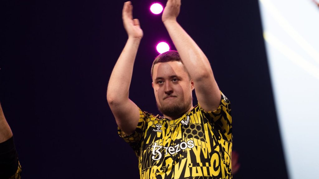 E-sport : ZywOo, meilleur joueur au monde de "Counter Strike", renouvelle son contrat chez Vitality jusqu'en 2026
Pilier du club français, connu par les fans d'e-sport du monde entier, le contrat de Matthieu 'ZywOo' Herbaut se terminait en 2024.