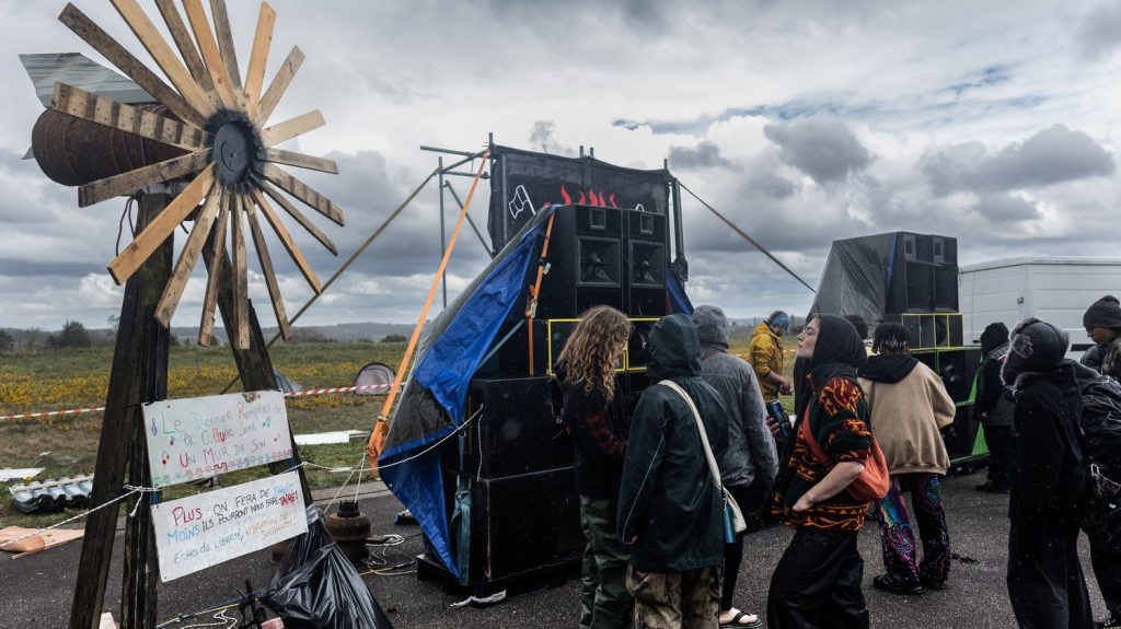 Rave party à l'aéroport de Quimper : les dégâts évalués à 130 000 euros par la préfecture du Finistère
Les trois jours de rave party organisés le week-end de Pâques à Pluguffan, sur le site de l'aéroport de Quimper, ont causé plusieurs dizaines de milliers d'euros de dégâts, d'après la préfecture du Finistère. Des plaintes vont être déposées.