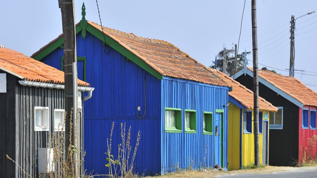 Airbnb condamné à verser 1,4 million d'euros à l'Île d'Oléron pour non-versement de la taxe de séjour
La plateforme de location est notamment accusée de manquements relatifs au versement de la taxe de séjour sur le territoire de Charente-Maritime.