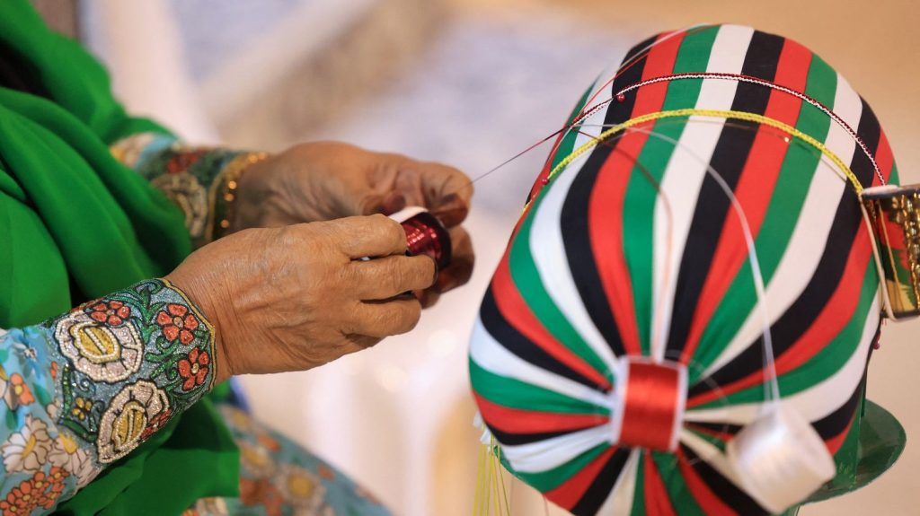 Aux Emirats, des femmes perpétuent l'art du Talli, une broderie traditionnelle menacée de disparition
Inscrit sur la liste du patrimoine culturel immatériel de l'Unesco en 2022, le talli est pratiqué dans plusieurs des émirats qui forment le pays mais son origine est difficile à déterminer, selon Mohammed Hassan Abdelhafez de l'Institut du patrimoine de Charjah.