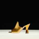 Le créateur de souliers Jean-Michel Cazabat, de retour en France après 30 ans aux États-Unis, lance son label couture
Jean-Michel Cazabat a passé plus de trois décennies à New York à travailler auprès de grandes maisons, puis à façonner sa propre identité créative avant de lancer sa marque en 2000. Rencontre.