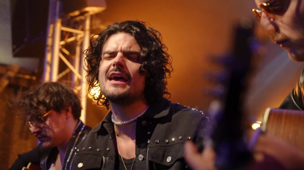 Les Belfortains du groupe électro-rock Caesaria vont réaliser leur rêve en montant sur la scène des Eurockéennes
Théo, Thomas et Louis se sont rencontrés au collège, à Belfort, et ont monté leur groupe. Alors qu’ils s’apprêtent à sortir leur second album, ils joueront le 5 juillet prochain aux Eurockéennes, chez eux. Un vieux rêve et une grande fierté.