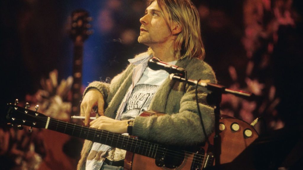 Expliquez-nous le grunge
C'était il y a 30 ans tout juste, le 5 avril 1994, Kurt Cobain, le chanteur du groupe Nirvana, se suicidait chez lui à Seattle, à l'âge de 27 ans. Son groupe, qui ne lui survivra pas, est celui qui représente le plus le mouvement "grunge".