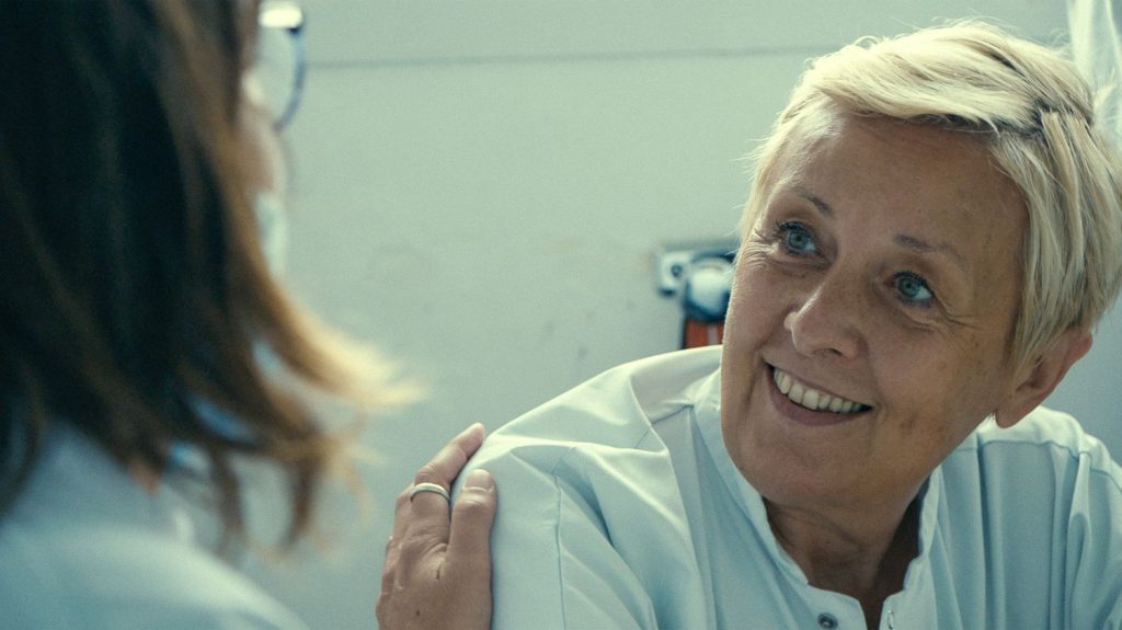 "Madame Hofmann" de Sébastien Lifshitz : un magnifique portrait de femme dans un documentaire témoin de l'état de l'hôpital public en France
Le documentariste signe un nouveau long-métrage dans lequel il accompagne les derniers mois d'une cadre infirmière à l'hôpital Nord de Marseille.