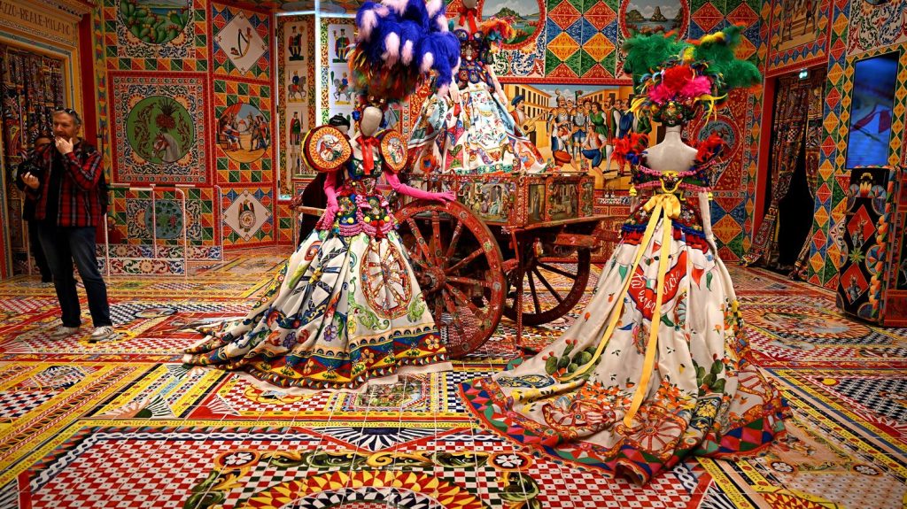 "Du cœur aux mains : Dolce & Gabbana", une exposition sur la maison italienne se tient à Milan avant de tourner dans le monde
L'exposition "est une lettre d'amour ouverte à la culture italienne", source d'inspiration de la marque, ont salué les organisateurs. Elle "retrace l'extraordinaire processus créatif de ses fondateurs – du cœur, où naissent les idées, aux mains, qui leur donnent une forme".