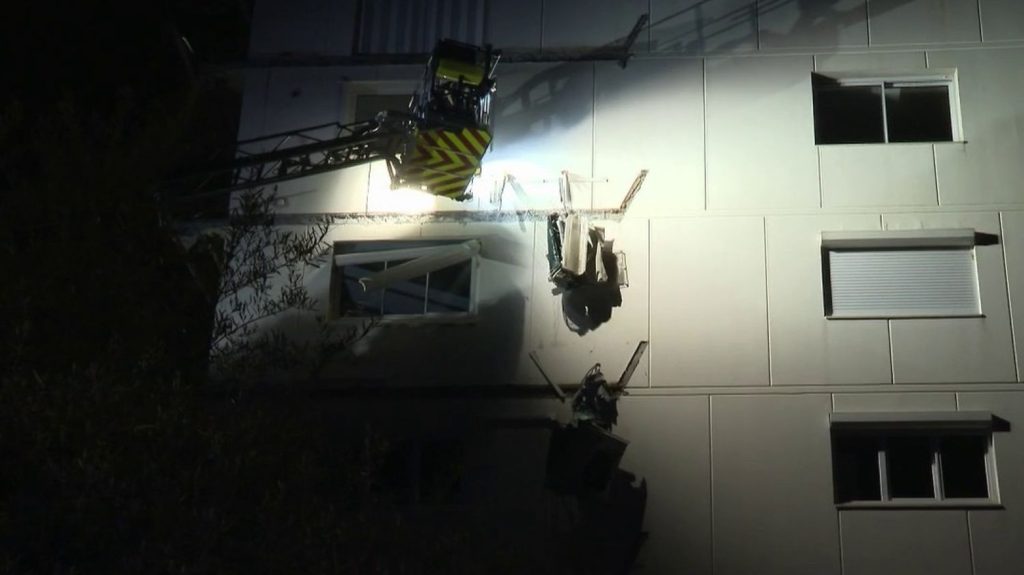 Côte d'Azur : sept balcons d'un immeuble se sont effondrés à Antibes
Un drame a été évité dimanche 14 avril à Antibes, dans les Alpes-Maritimes, où sept balcons d'un même immeuble se sont brutalement décrochés en début de soirée. Personne n'a été blessé.