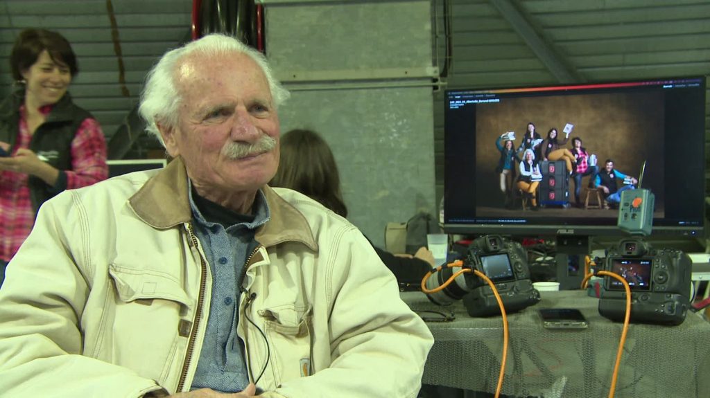 Yann Arthus-Bertrand se promène de ville en ville pour continuer à enrichir sa grande fresque de portraits des Français
Le célèbre photographe, connu pour ses paysages vus du ciel, arpente cette fois l'Hexagone pour capturer un maximum de visages rendant hommage à la diversité française.