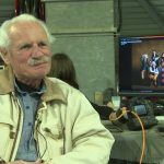 Yann Arthus-Bertrand se promène de ville en ville pour continuer à enrichir sa grande fresque de portraits des Français
Le célèbre photographe, connu pour ses paysages vus du ciel, arpente cette fois l'Hexagone pour capturer un maximum de visages rendant hommage à la diversité française.