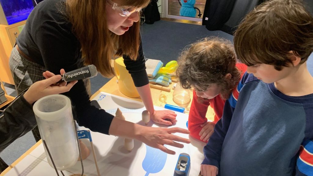 Atelier pour enfants très "physique", à la Cité des Sciences et de l'Industrie à Paris
Toute l'année, la Cité des Enfants propose des ateliers-découvertes sur l’environnement, les maths, la biologie ou encore l’astronomie. Place aujourd’hui à un atelier sur la physique quantique.