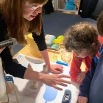 Atelier pour enfants très "physique", à la Cité des Sciences et de l'Industrie à Paris
Toute l'année, la Cité des Enfants propose des ateliers-découvertes sur l’environnement, les maths, la biologie ou encore l’astronomie. Place aujourd’hui à un atelier sur la physique quantique.