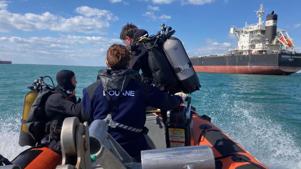 Reportage
À La Rochelle, les garde-côtes à pied d'œuvre pour tenter d'empêcher l'arrivée massive de cocaïne en France
Face à ce que le gouvernement appelle "le tsunami blanc", la brigade des garde-côtes de La Rochelle surveille chaque jour les arrivées maritimes sur l'eau. L'année dernière, 102 bateaux ont été inspectés.
