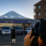 Au Japon les autorités veulent protéger le mont Fuji des "globe-instagrameurs"
Les touristes, toujours plus nombreux au Japon, s'agglutinent tous au même endroit pour prendre en photo le célèbre volcan. La ville de Fujikawaguchiko a donc décidé d'installer une énorme barrière pour bloquer la vue sur le mont Fuji.