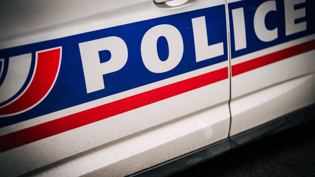 Meurthe-et-Moselle : un homme de 76 ans placé en détention provisoire pour des viols sur une petite fille de dix ans
L'homme a été surpris dans le foyer pour personnes âgées où il réside avec la petite fille cachée sous la couette. Il s'agit d'un proche de la famille.