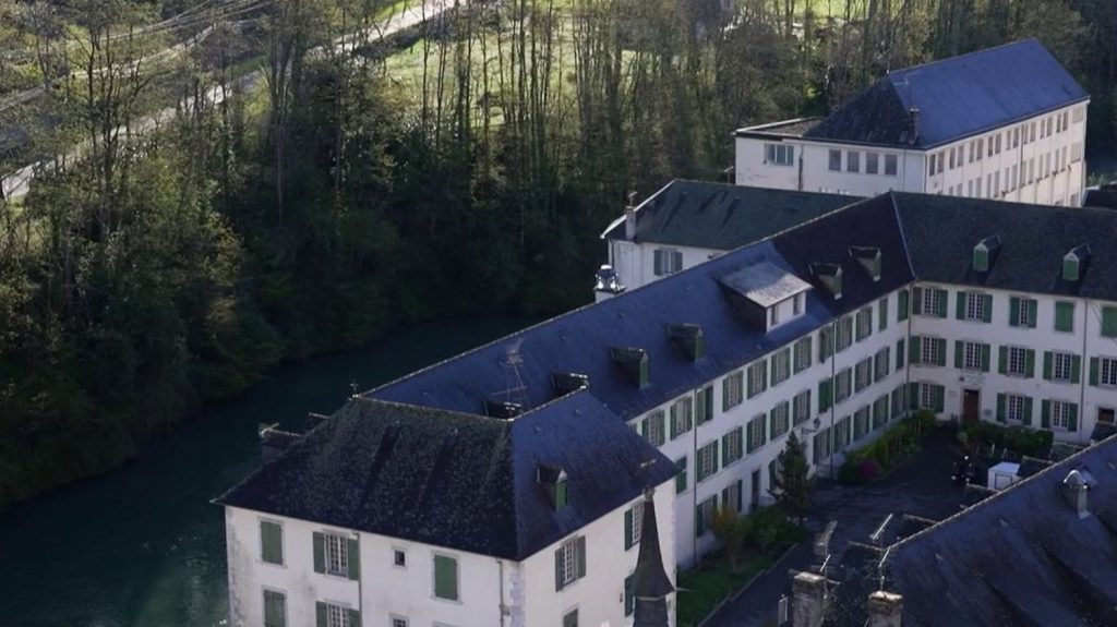 Notre-Dame de Bétharram : 76 plaintes déposées par d'anciens pensionnaires de l'institution catholique
Désormais, 76 plaintes s'accumulent dans le dossier de l'institution catholique Notre-Dame de Bétharram, située dans les Pyrénées-Atlantiques. Des ex-pensionnaires évoquent des sévices physiques ou sexuels. 21 personnes sont visées, dont 11 toujours vivantes.