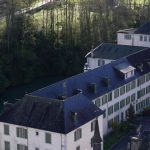 Notre-Dame de Bétharram : 76 plaintes déposées par d'anciens pensionnaires de l'institution catholique
Désormais, 76 plaintes s'accumulent dans le dossier de l'institution catholique Notre-Dame de Bétharram, située dans les Pyrénées-Atlantiques. Des ex-pensionnaires évoquent des sévices physiques ou sexuels. 21 personnes sont visées, dont 11 toujours vivantes.
