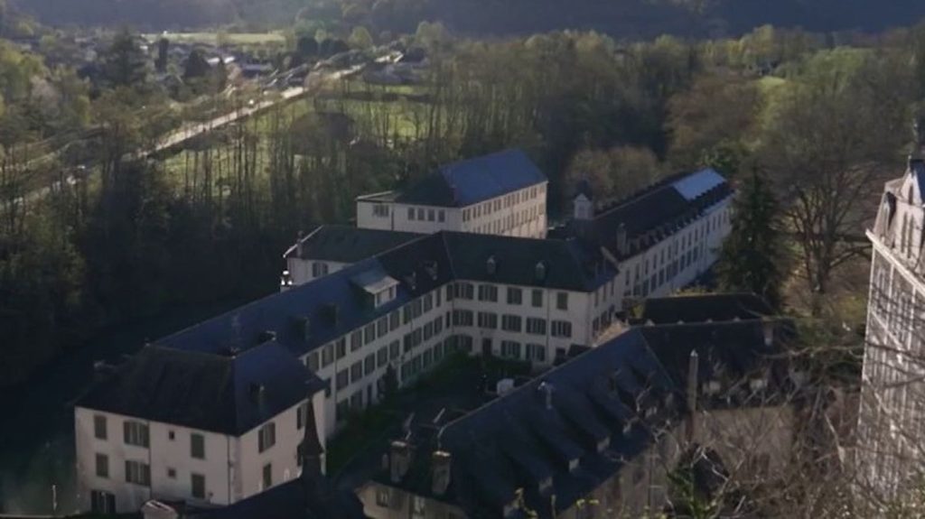 Notre-Dame de Bétharram : l'institution catholique visée par 76 plaintes d'anciens pensionnaires
L'institution catholique Notre-Dame de Bétharram, dans les Pyrénées-Atlantiques, est désormais visée par 76 plaintes. Alors que les langues se délient, plus de 20 personnes sont accusées de sévices physiques ou sexuels.