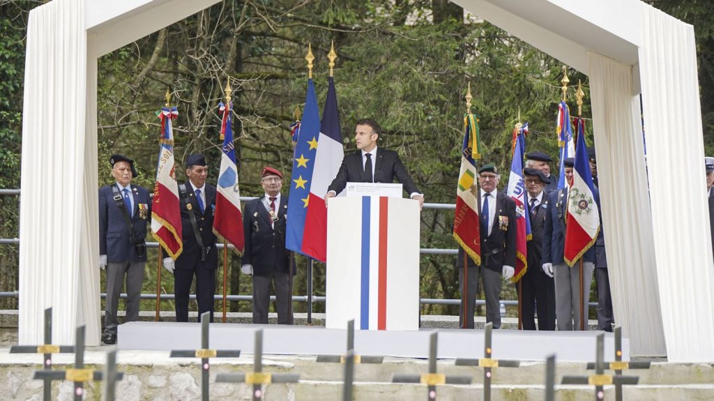 Commémorations des 80 ans de la Libération : quel est le programme des célébrations à l'agenda d'Emmanuel Macron ?
Le point culminant de cette année commémorative sera le déplacement en Normandie du président de la République les 5, 6 et 7 juin. Il présidera une grande cérémonie à Saint-Laurent-sur-Mer en compagnie de dirigeants étrangers, dont le président américain Joe Biden.