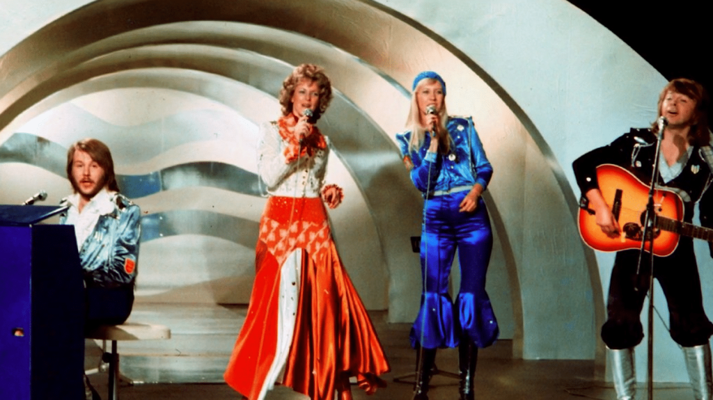 ABBA : les 50 ans de règne du groupe sur la pop
Il y a 50 ans, le groupe ABBA remportait l’Eurovision avec son titre “Waterloo”. Depuis, les Suédois ont voyagé dans toutes les oreilles à travers le monde, 400 millions d’albums vendus et, encore aujourd’hui, un carton sur les plateformes.