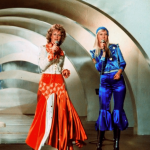 ABBA : les 50 ans de règne du groupe sur la pop
Il y a 50 ans, le groupe ABBA remportait l’Eurovision avec son titre “Waterloo”. Depuis, les Suédois ont voyagé dans toutes les oreilles à travers le monde, 400 millions d’albums vendus et, encore aujourd’hui, un carton sur les plateformes.