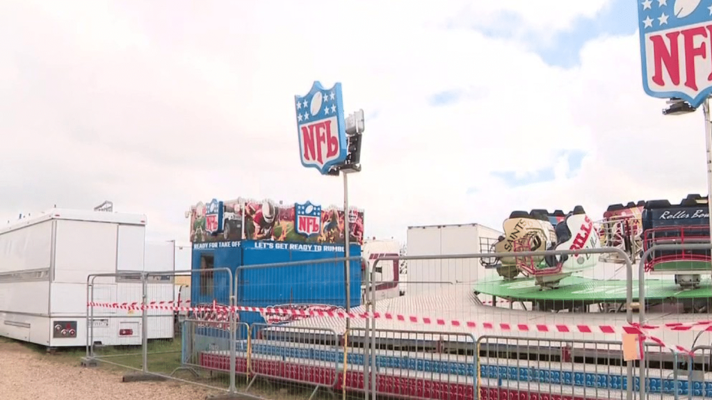 Loir-et-Cher : une femme de 27 ans décède dans un accident de manège
Une jeune femme de 27 ans est décédée à Blois (Loir-et-Cher) dans la nuit du samedi 20 avril au dimanche 21 avril après être tombée de l’un des manèges de la fête foraine de la ville. Le site a été fermé un peu plus tôt ce dimanche.
