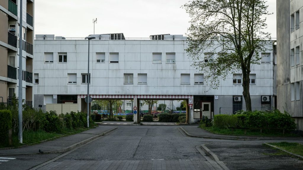 Adolescent tué à Romans-sur-Isère : quatre personnes mises en examen, dont le principal suspect pour "assassinat"
(nouvelle fenêtre)
L'adolescent a été poignardé mardi soir "en s'interposant lors d'une altercation", avait précisé le parquet de Valence.