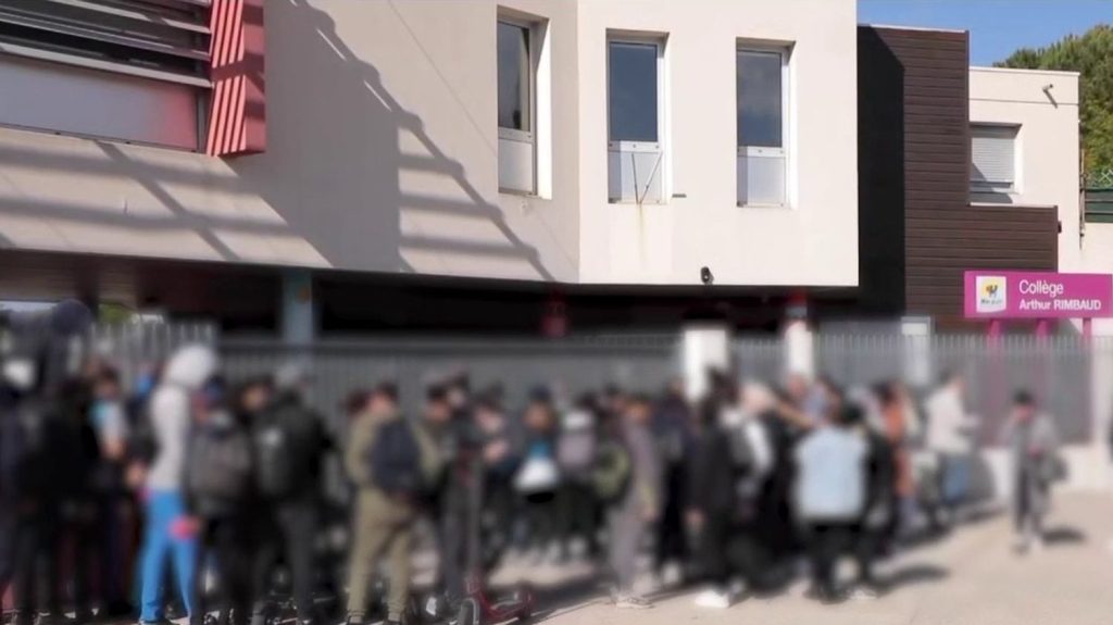 Montpellier : une élève passée à tabac devant son collège
Une adolescente de 14 ans est gravement blessée après avoir été rouée de coups devant son collège de Montpellier. La jeune fille a été hospitalisée mardi 2 avril, mais ses jours ne sont plus en danger.