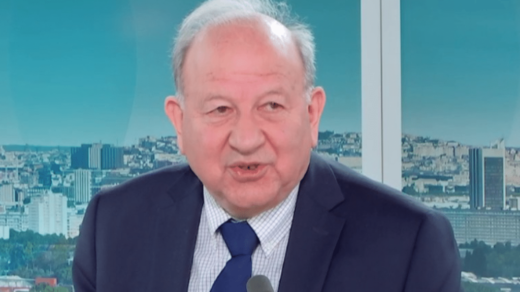Agences de notation : "Nous dégrader, ça serait purement de la communication", estime Henry Sterdyniak, co-fondateur des Économistes Atterrés
Alors que les agences de notation Moody's et Fitch s'apprêtent à rendre leur verdict sur la dette souveraine française, vendredi 26 avril, Henry Sterdyniak, cofondateur des Économistes Atterrés, et Olivier Redoules, directeur des études de l'institut de conjoncture Rexecode, sont les invités du 11/13 info.