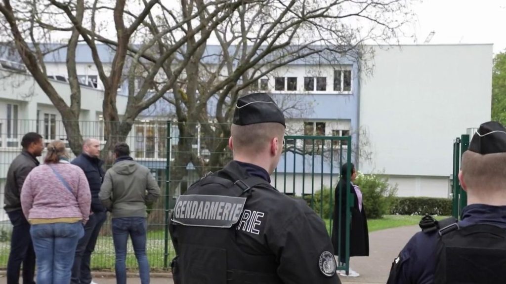 Agression au couteau devant une école : une collégienne est décédée après un arrêt cardiaque
Jeudi 18 avril, un homme a agressé deux fillettes avec un couteau dans le Bas-Rhin. Lors de l'attaque, une collégienne, confinée dans son établissement, est morte d'un arrêt cardiaque.