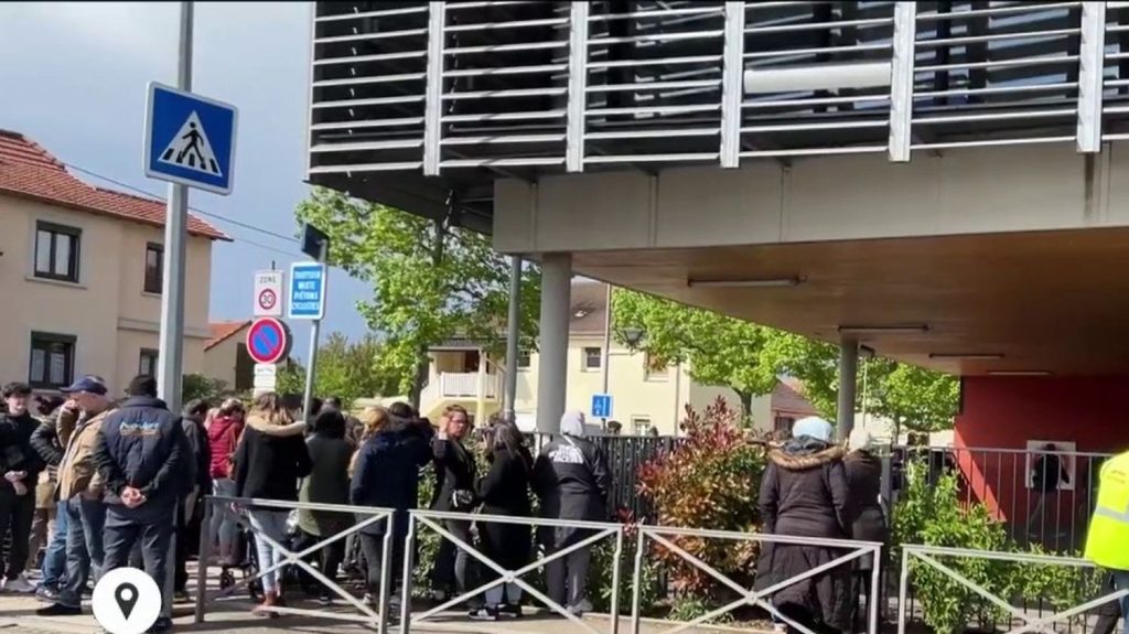 Bas-Rhin : deux enfants agressés au couteau près d'une école
Un homme a attaqué deux enfants avec un couteau, jeudi 18 avril. Les victimes sont légèrement blessées. Les motivations de l'assaillant ne sont pas connues.