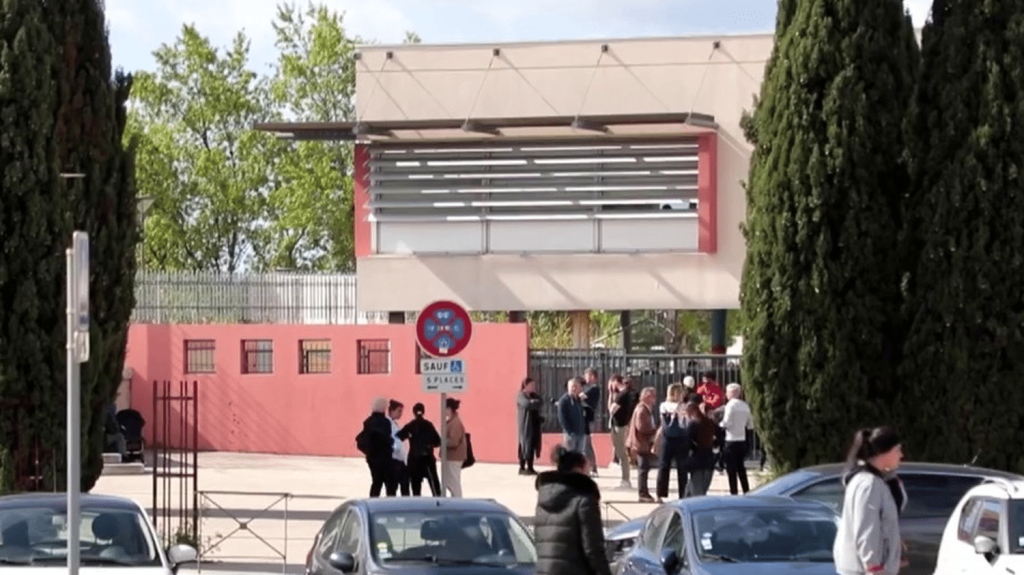 Collégienne agressée à Montpellier : pourquoi Samara a-t-elle été rouée de coups ?
Pourquoi Samara, une adolescente de 13 ans, a été agressée, mardi 2 avril, devant son collège à Montpellier, dans l’Hérault ? L’interpellation de trois mineurs et l’audition de la jeune fille devraient permettre d’y voir plus clair.