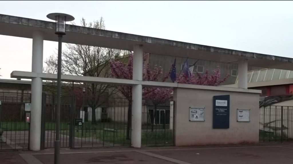 Essonne : un adolescent de 15 ans entre la vie et la mort après une agression
Un jeune de 15 ans a été violemment agressé, jeudi 4 avril, alors qu'il sortait du collège. Une enquête a été ouverte pour tentative d'assassinat et violences en réunion.