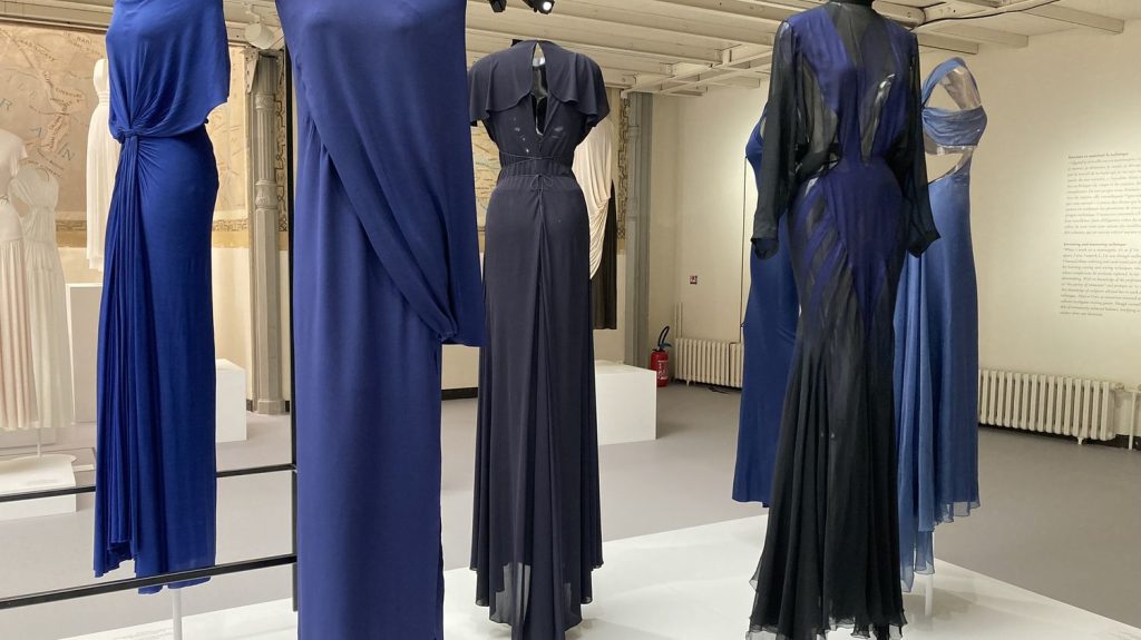 Exposition "Alaïa/Grès, au-delà de la mode" : un dialogue, fascinant, entre deux couturiers sculpteurs de robes intemporelles et sexy
L'exposition "Alaïa/Grès, au-delà de la mode" associe les œuvres de deux grands couturiers qui ont compté dans l'histoire de la mode. Intemporelles pour Madame Grès, hors du temps pour Azzedine Alaïa, 60 créations restituent le dialogue de ces sculpteurs de robes. Bluffant.