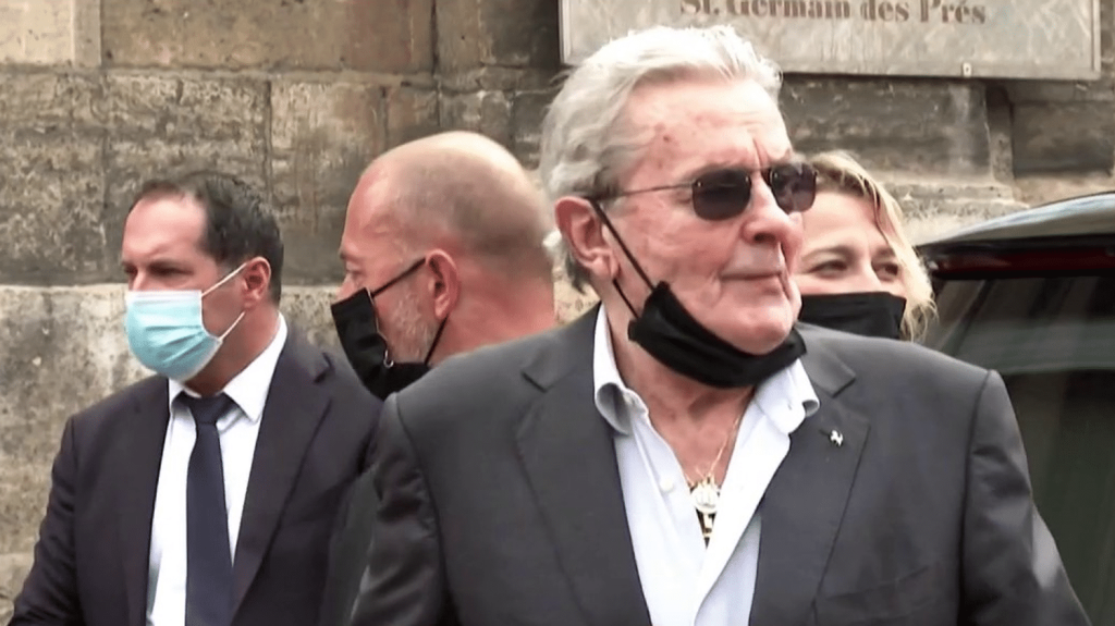 Alain Delon : l’acteur placé sous curatelle renforcée
Une décision de justice vient d’ordonner le placement sous curatelle renforcée d’Alain Delon. La star, âgée de 88 ans, était déjà placée sous le régime de la sauvegarde judiciaire.