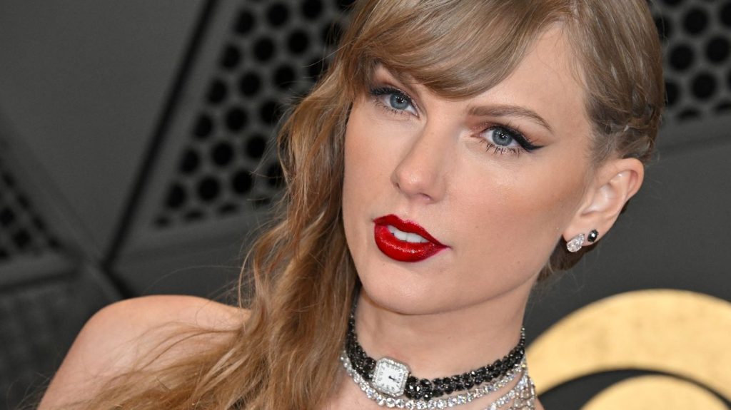 Quatre choses à savoir sur le nouvel album de Taylor Swift, "The Tortured Poets Department", dans les bacs vendredi
Reine des records dans l’industrie musicale, la chanteuse Taylor Swift pourrait de nouveau être en tête des classements avec son nouvel album "The Tortured Poets Department", révélé vendredi. Voici ce que l’on sait.