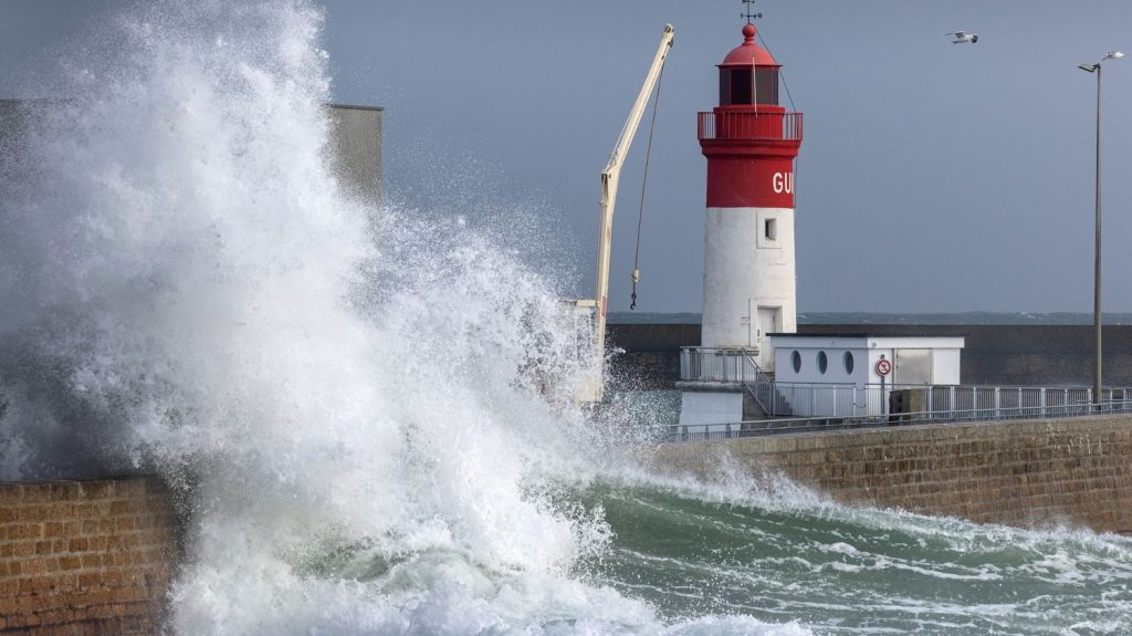 Le Finistère placé en vigilance orange pour des risques de "vagues-submersion" lundi, annonce Météo-France
L'alerte émise dimanche après-midi est valable à partir de 16 heures lundi dans ce département breton.