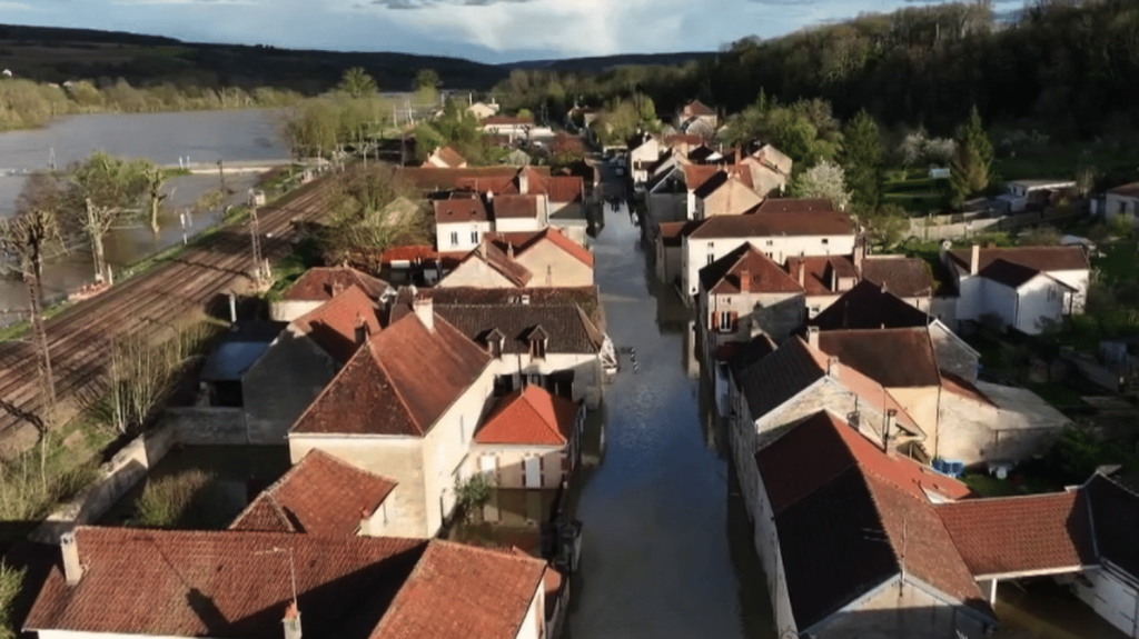 Crues : la situation empire dans l’Yonne et en Côte-d’Or
L’Yonne et la Côte-d’Or sont toujours en alerte rouge pour crues lundi 1er avril en soirée. L’Armançon, un affluent de l’Yonne qui traverse ces deux départements, menace de déborder. Des dizaines de maisons ont été évacuées à Aisy-sur-Armançon (Yonne).
