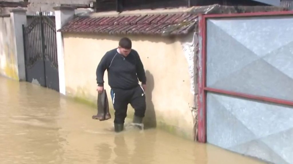 Crues dans l'Yonne : 50 personnes ont été évacuées
Alors que mercredi 3 avril, l'Yonne est de nouveau passée en alerte rouge pour risque important de crues, les habitants du département vivent les pieds dans l'eau. 50 évacuations ont déjà eu lieu depuis le début des intempéries.