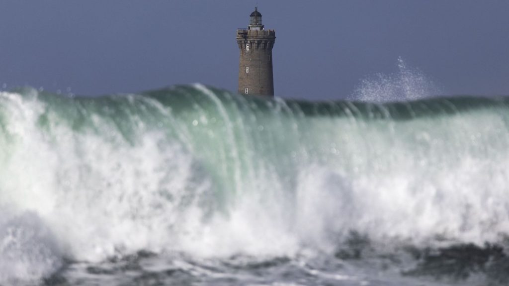 Tempête Pierrick : fermeture de lieux publics et appels à la prudence en Bretagne
Certains lieux publics sont interdits d'accès en Bretagne en prévision des risques annoncés par Météo France. Le Finistère a été placé en vigilance orange vague-submersion.