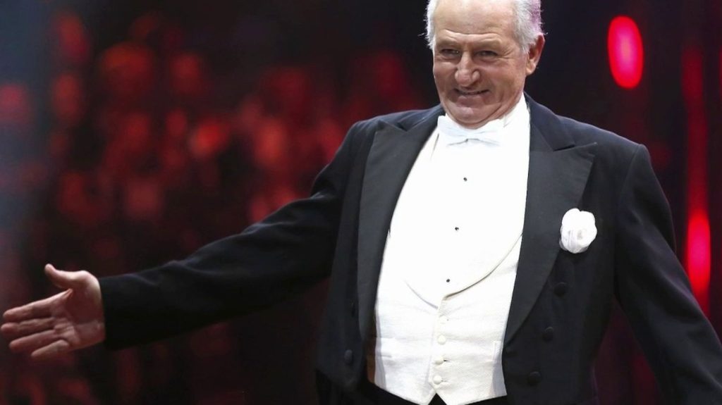 Mort d'Alexis Gruss : le monde du cirque en deuil
L'un des grands noms de la famille du cirque vient de disparaître. Célèbre pour sa maîtrise équestre, il a aussi été clown, trapéziste, saxophoniste pendant des décennies. Alexis Gruss est mort d'un accident cardiaque à l'âge de 79 ans, samedi 6 avril.
