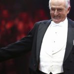 Mort d'Alexis Gruss : le monde du cirque en deuil
L'un des grands noms de la famille du cirque vient de disparaître. Célèbre pour sa maîtrise équestre, il a aussi été clown, trapéziste, saxophoniste pendant des décennies. Alexis Gruss est mort d'un accident cardiaque à l'âge de 79 ans, samedi 6 avril.