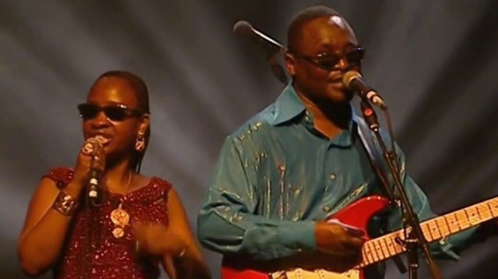Mali : Amadou et Mariam, bientôt 50 ans d'amour et de musique
Les chanteurs Amadou et Mariam se sont rencontrés dans l'Institut pour jeunes aveugles de Bamako, au Mali. Mariés depuis 1980, ils connaissent un succès mondial.