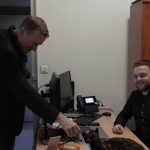 Essonne : les agents municipaux de Mennecy peuvent amener leur animal de compagnie au bureau
Dans l'Essonne, les agents municipaux de la ville de Mennecy peuvent amener leurs animaux de compagnie sur leur lieu de travail depuis deux semaines. Le maire, qui souhaite donner davantage de confort de travail à ses agents, est à l'origine de cette initiative.