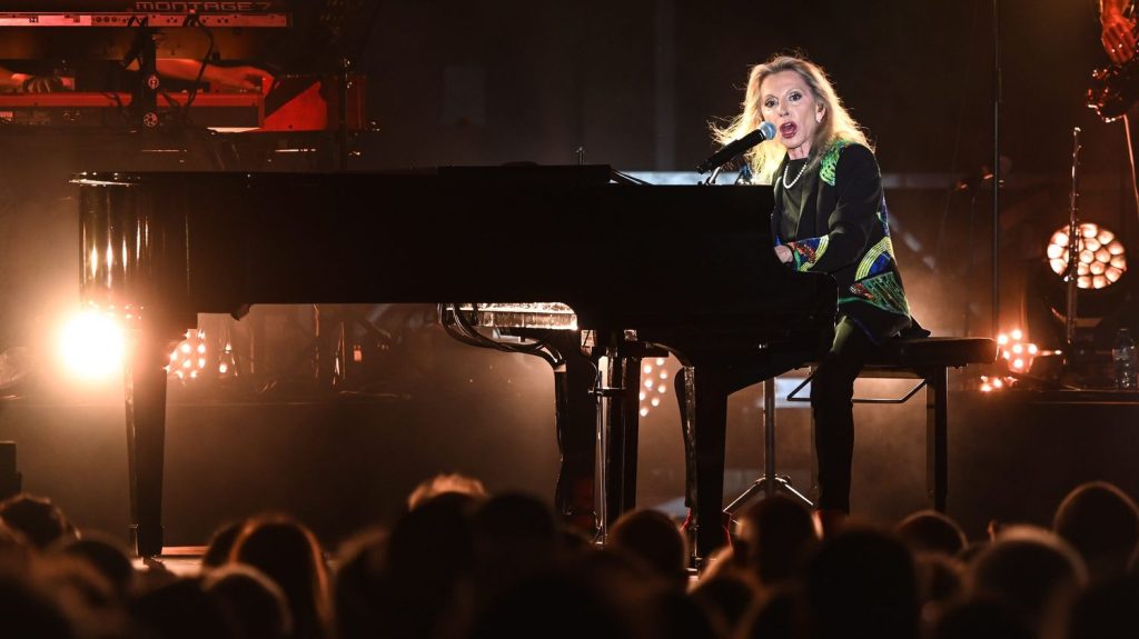 Hospitalisée, la chanteuse Véronique Sanson annule son concert à Nantes
Le concert de Nantes, reporté au 30 mai, est la dernière étape de la tournée qui célèbre les cinquante ans de carrière de l'artiste, avant une nouvelle série de dates pendant les festivals d'été.