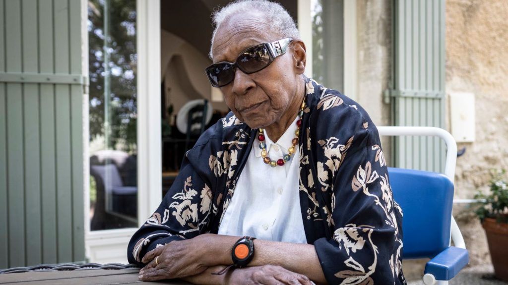 Mort de Maryse Condé : Jean-Marc Ayrault, Christiane Taubira, Lilian Thuram, Omar Sy, Euzhan Palcy ou encore Leïla Slimani appellent à un "hommage national"
Maryse Condé, disparue dans la nuit du 1er au 2 avril, est la première femme noire à qui la France a remis la Grand-Croix de l’ordre national du Mérite, rappelle une trentaine de personnalités dans une tribune parue dans "Le Nouvel Obs".